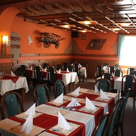 Hotel Hynek Наход Екстер'єр фото