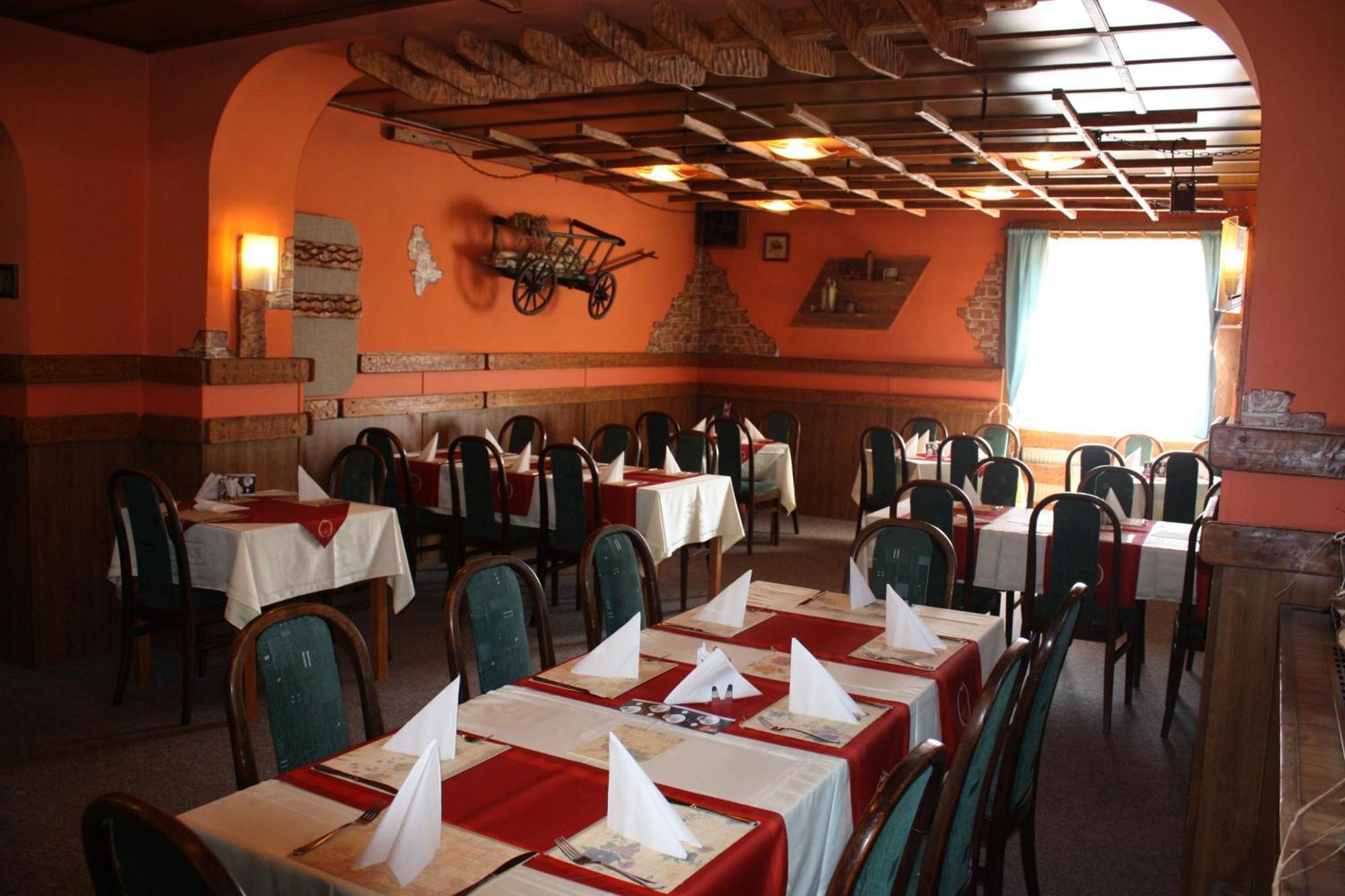 Hotel Hynek Наход Екстер'єр фото