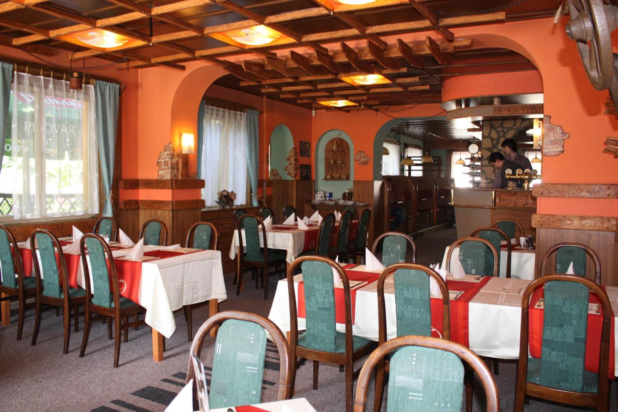 Hotel Hynek Наход Екстер'єр фото