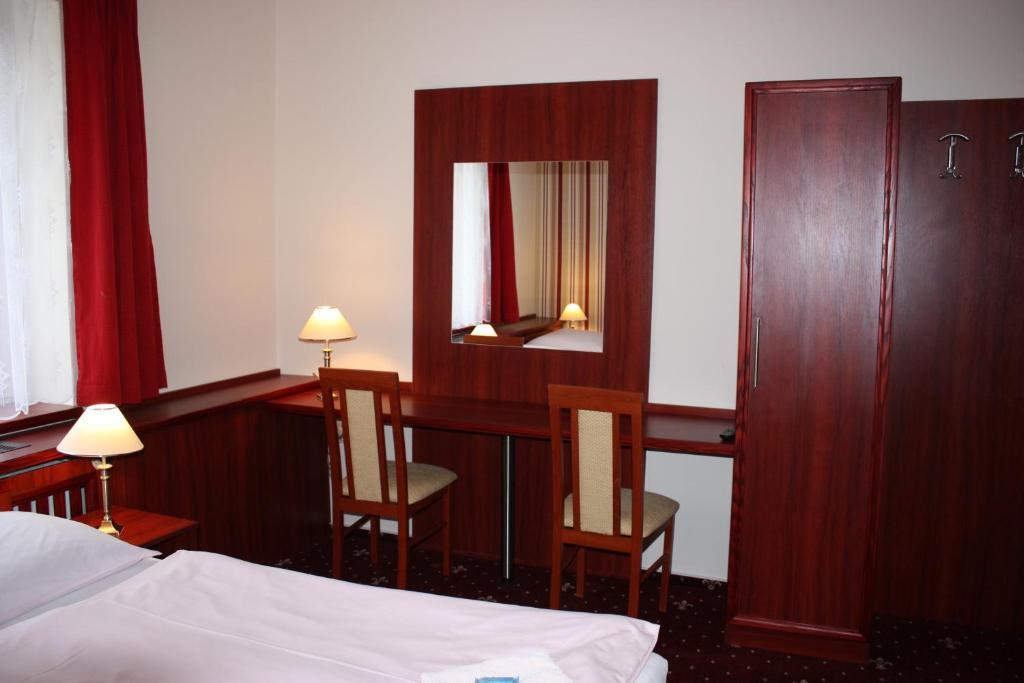 Hotel Hynek Наход Екстер'єр фото