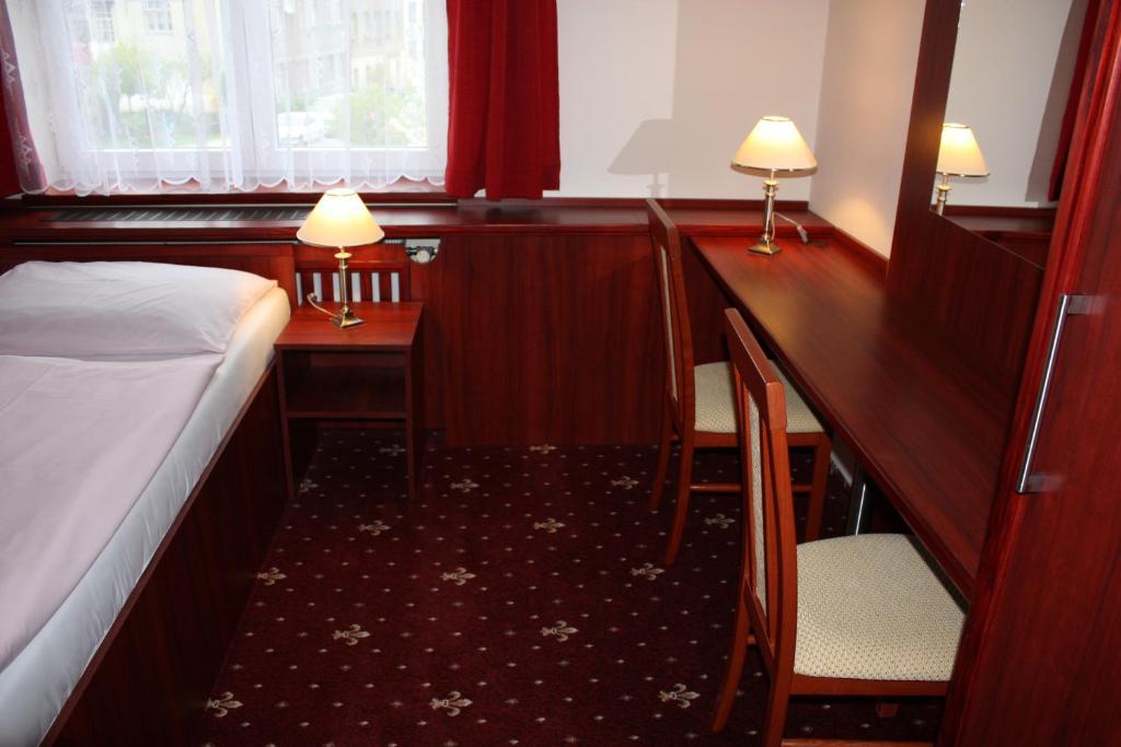 Hotel Hynek Наход Екстер'єр фото