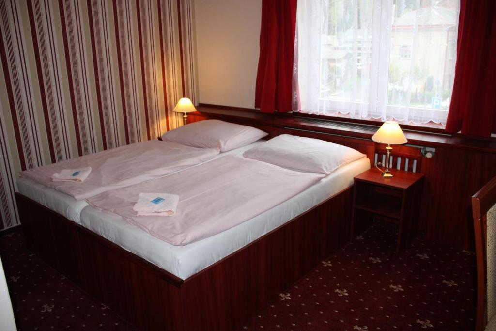 Hotel Hynek Наход Екстер'єр фото