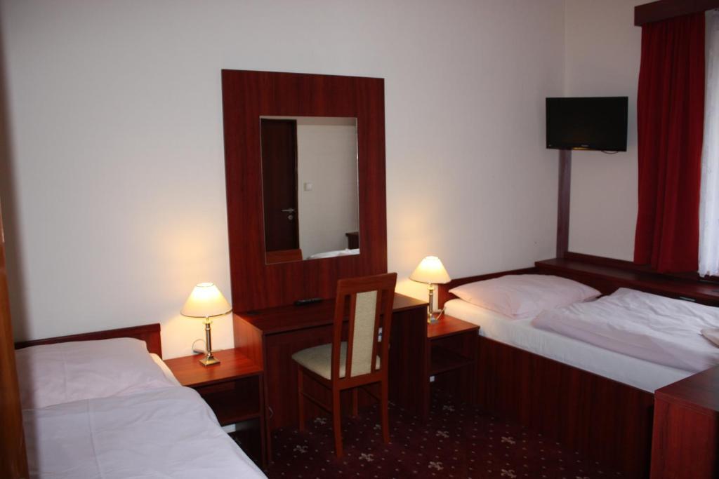 Hotel Hynek Наход Екстер'єр фото